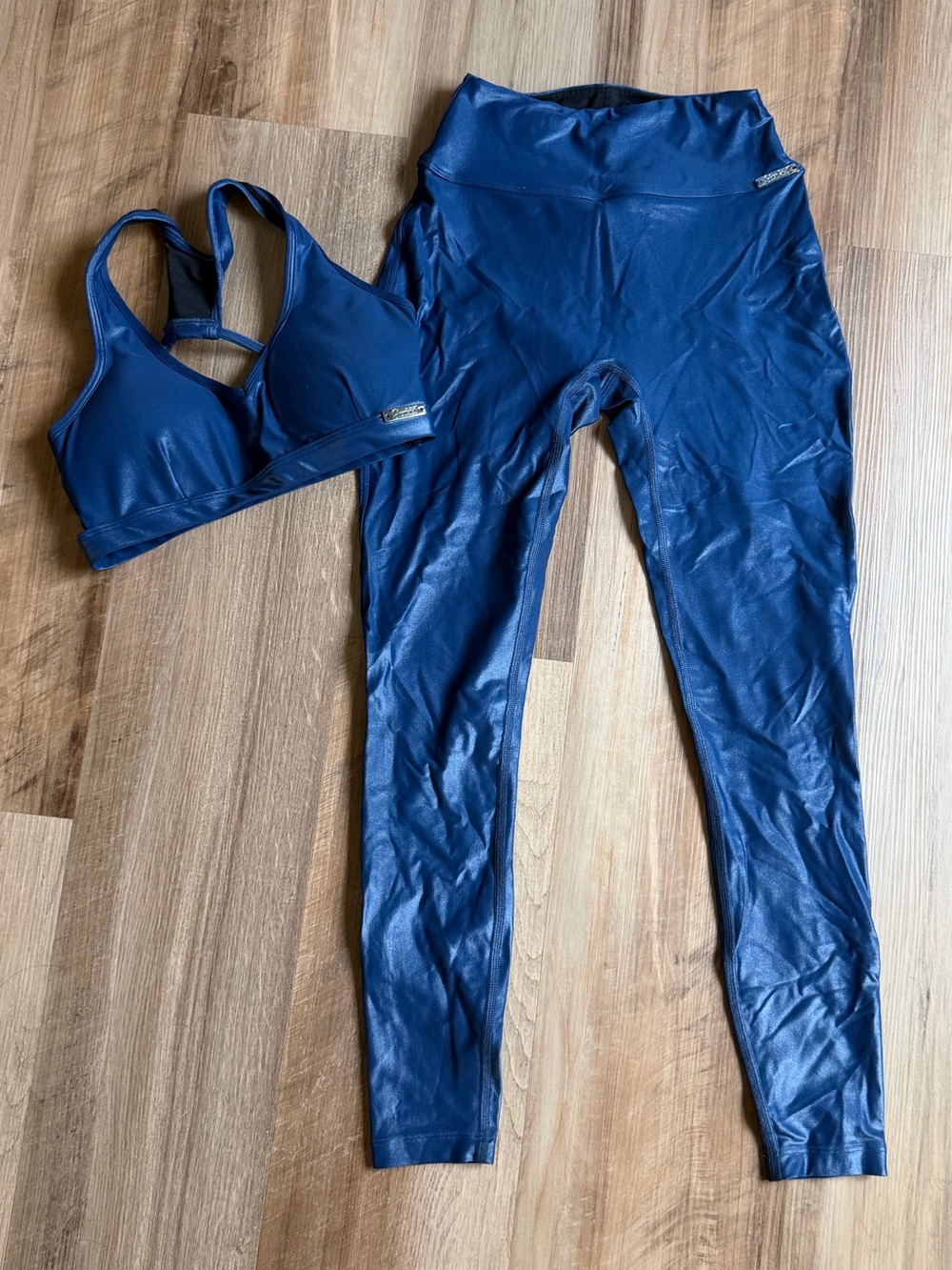 Bombshell Power Gloss Set xs top, small leggings navy